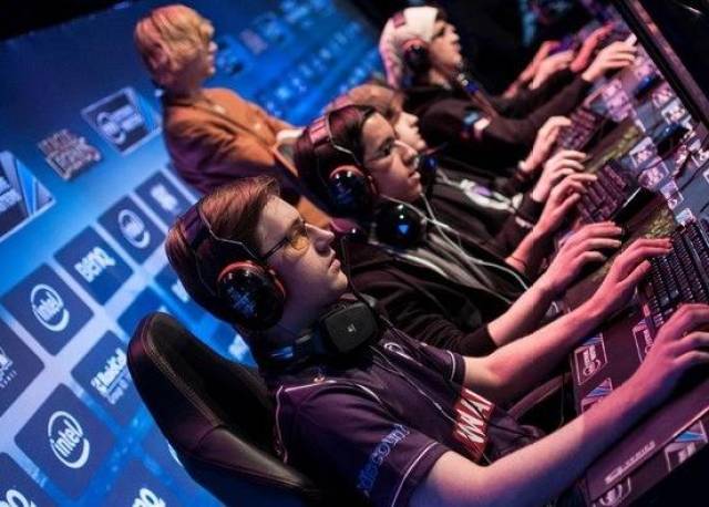 马刺试图缩 马刺试图缩